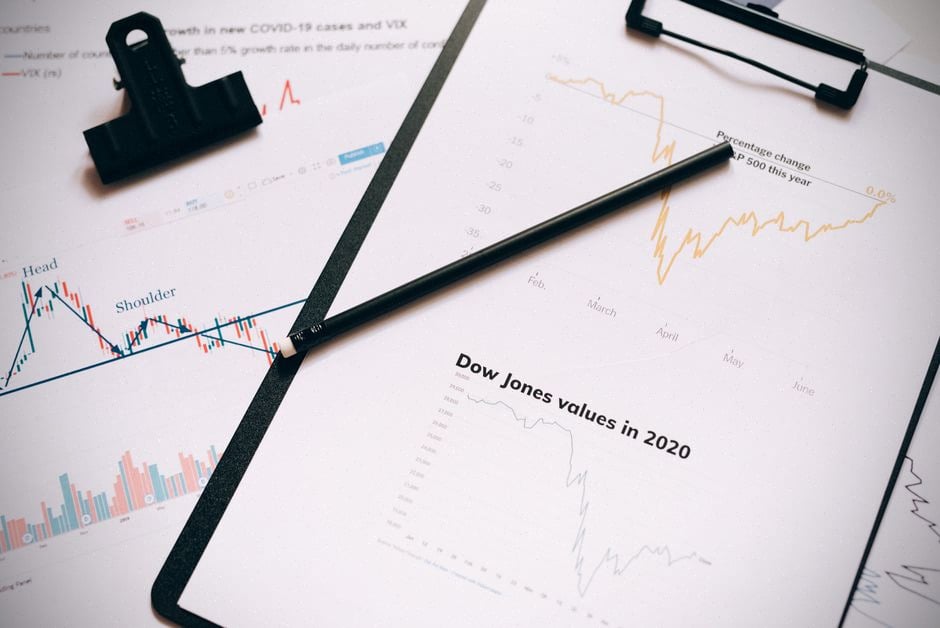 Analystes suivant le record du Dow Jones en salle de marché