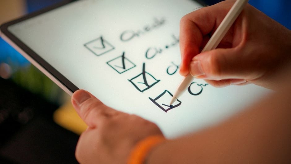 Participant répondant à un questionnaire de personnalité numérique en laboratoire