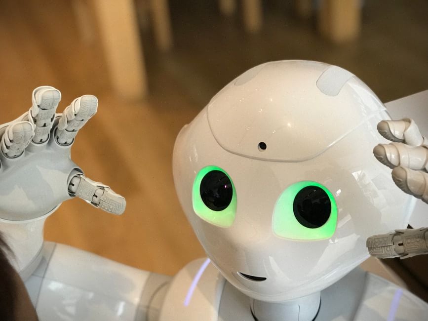 Robot humanoïde testé dans un entrepôt logistique contemporain