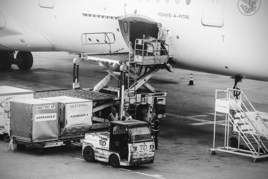 Bagage cabine ouvert à 180 degrés avec vêtements rangés