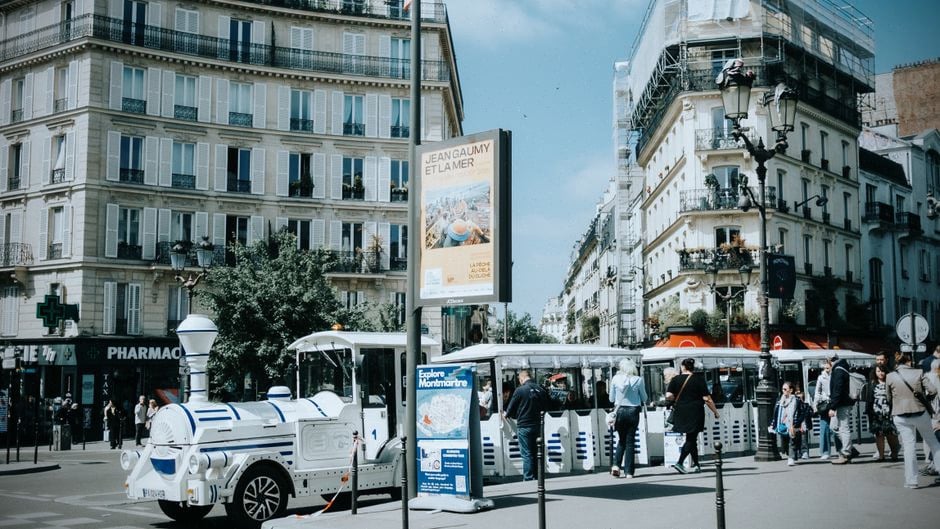 Parent et enfant devant un rayon de papeterie pour la rentrée
