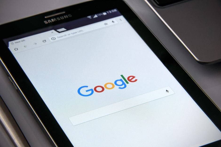 Professionnel de santé surveillant ses avis Google en cabinet