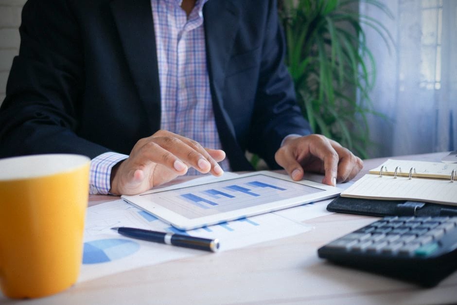 Vendeur en ligne analysant ses coûts publicitaires sur Amazon