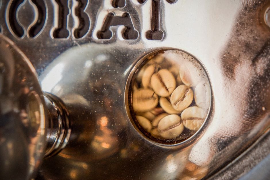 Grains de café et mousseur près d’une machine Philips Baristina