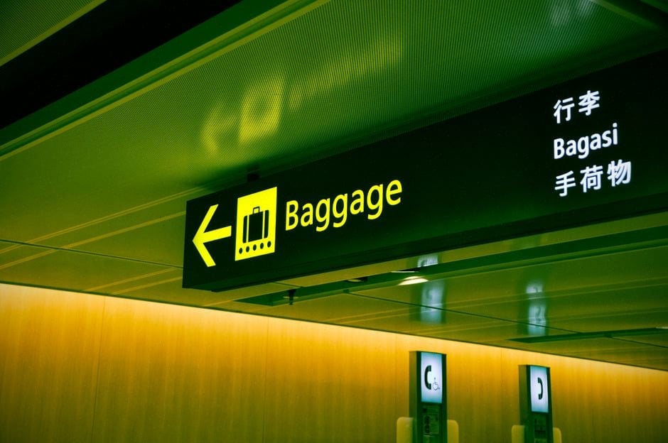 Traduction Live Translate sur iPhone avec écouteurs dans un aéroport