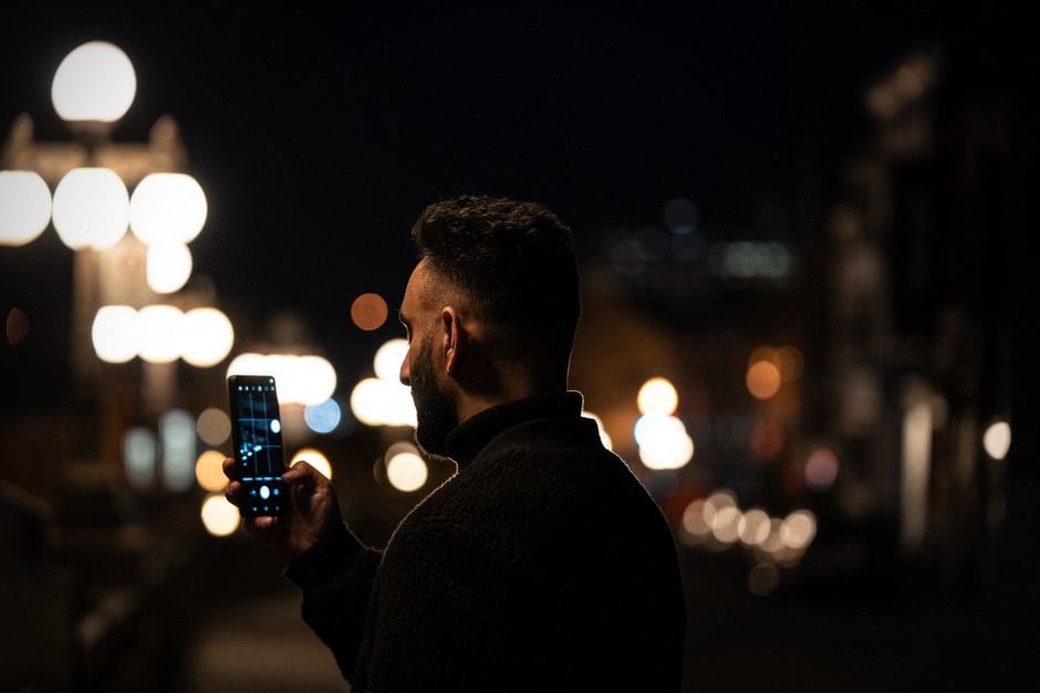 Utilisateur testant la photo du Google Pixel 10a en faible lumière