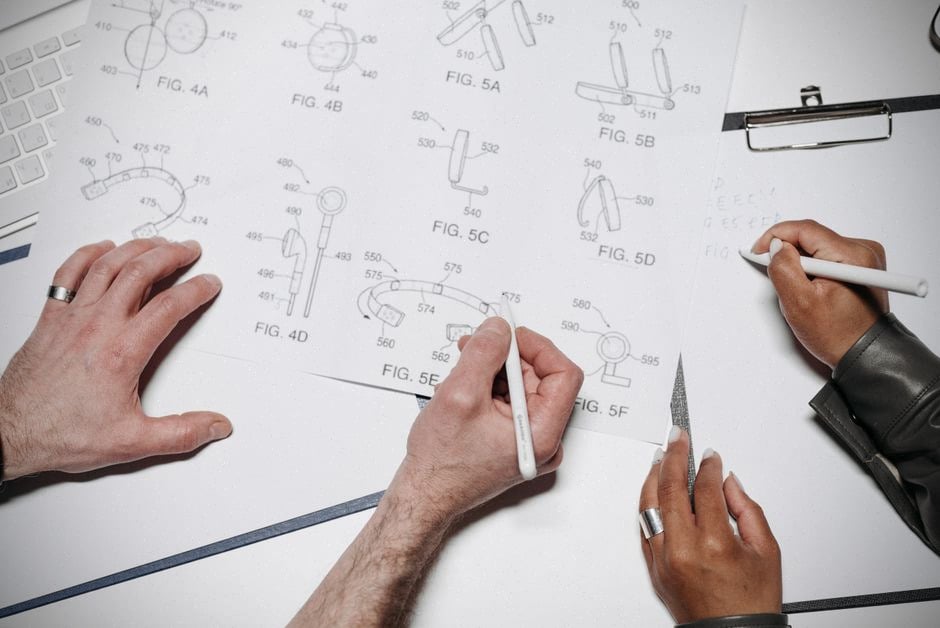 Ingénieurs Apple travaillant sur un prototype matériel après la transition