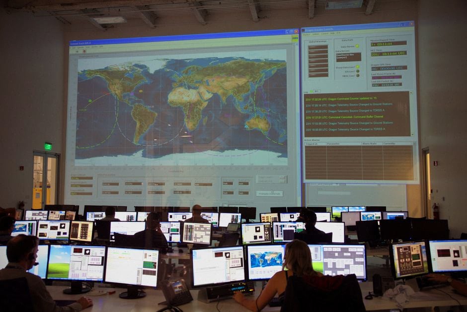 Météorologues analysant les données du satellite européen MTG-I2