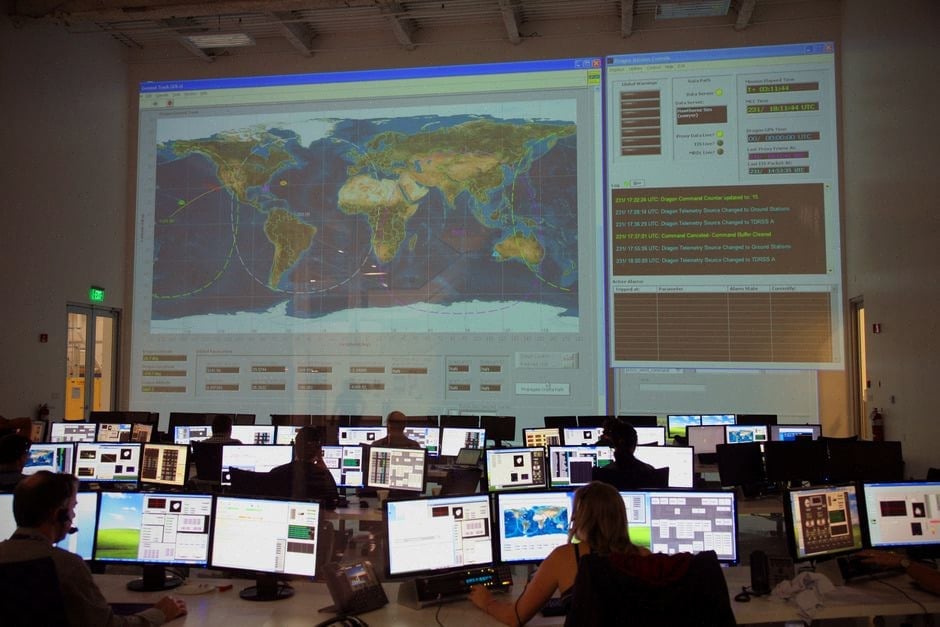 Ingénieurs européens préparant une mission Ariane 6 en salle de contrôle