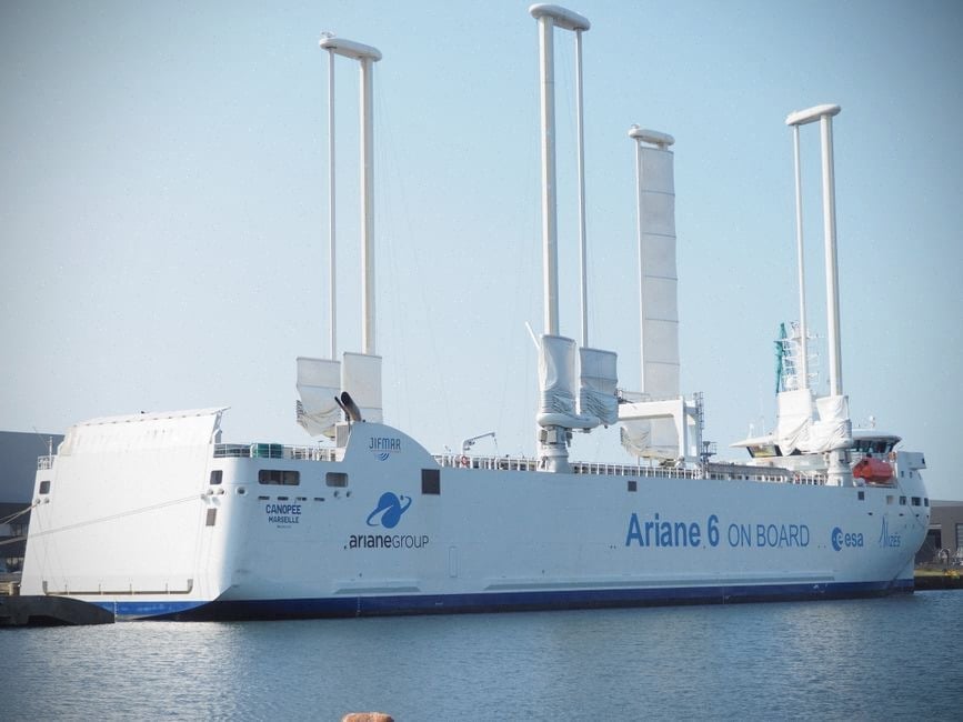 Navire hybride transportant des éléments Ariane 6 vers la Guyane