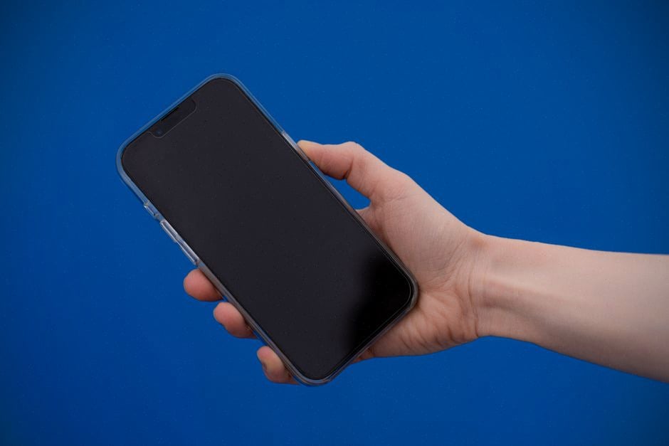 Comparaison du Pixel 10a avec iPhone et Samsung en magasin