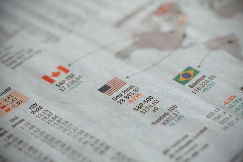 Analystes étudiant le cours NASDAQ PLTR après des ventes internes